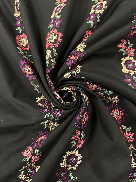 Elle Saab, värikäs brodeeraus ristipistolla