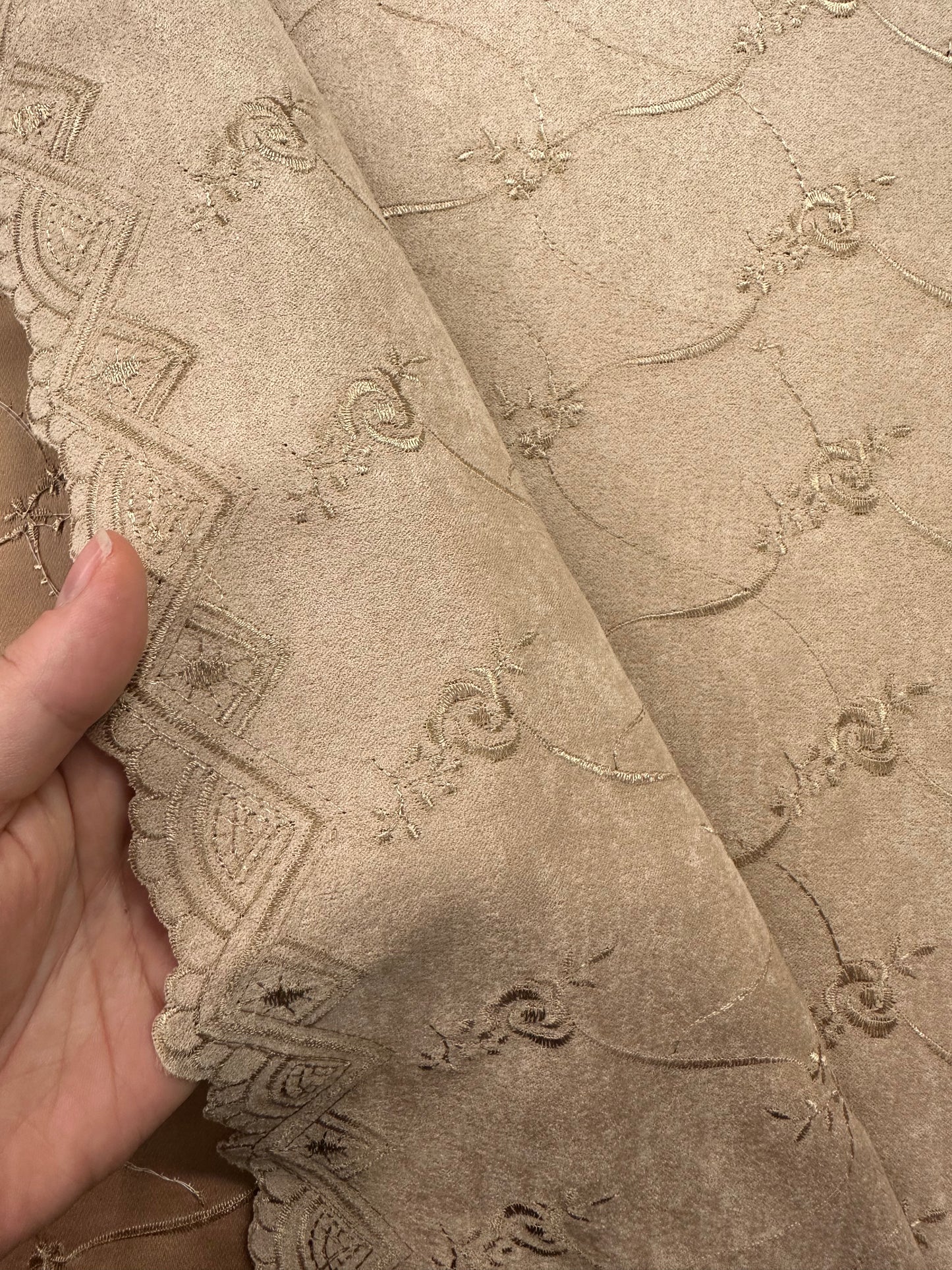 Single Rose, brodeerattu tekosäämiskä, polyester