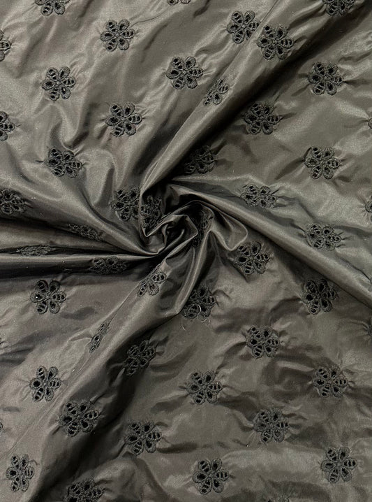 Prada, Emma, brodeerattu tafti