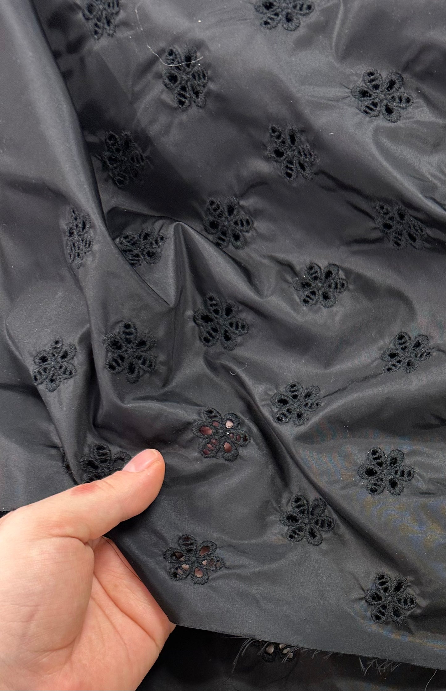 Prada, Emma, brodeerattu tafti