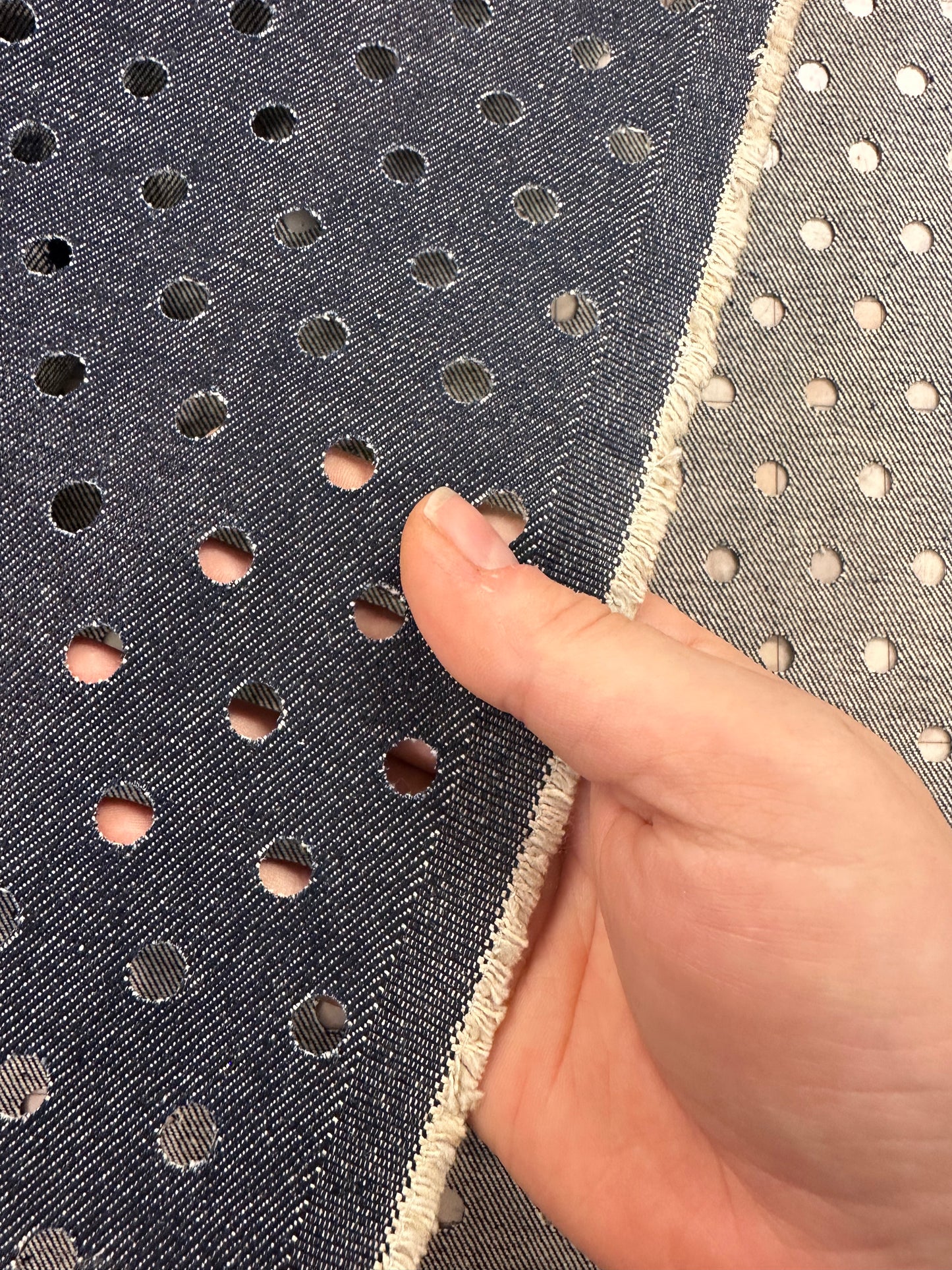 Chanel, perforoitu denim