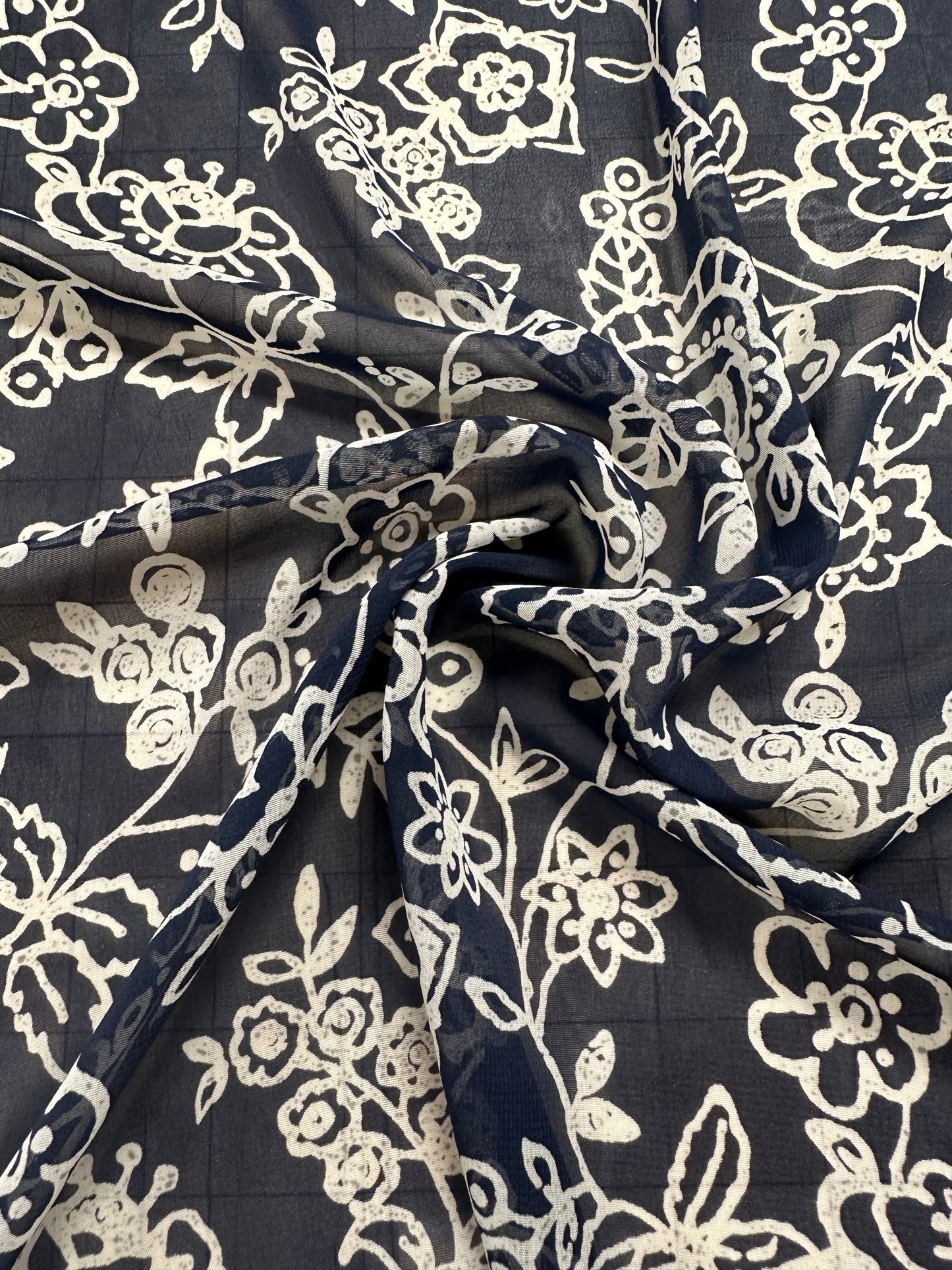 Kuviosifonki, tumma sininen, kukkaköynnöskuvio, PUOLIKAS PAKKA, LEV. 61 CM, ALE 50 %