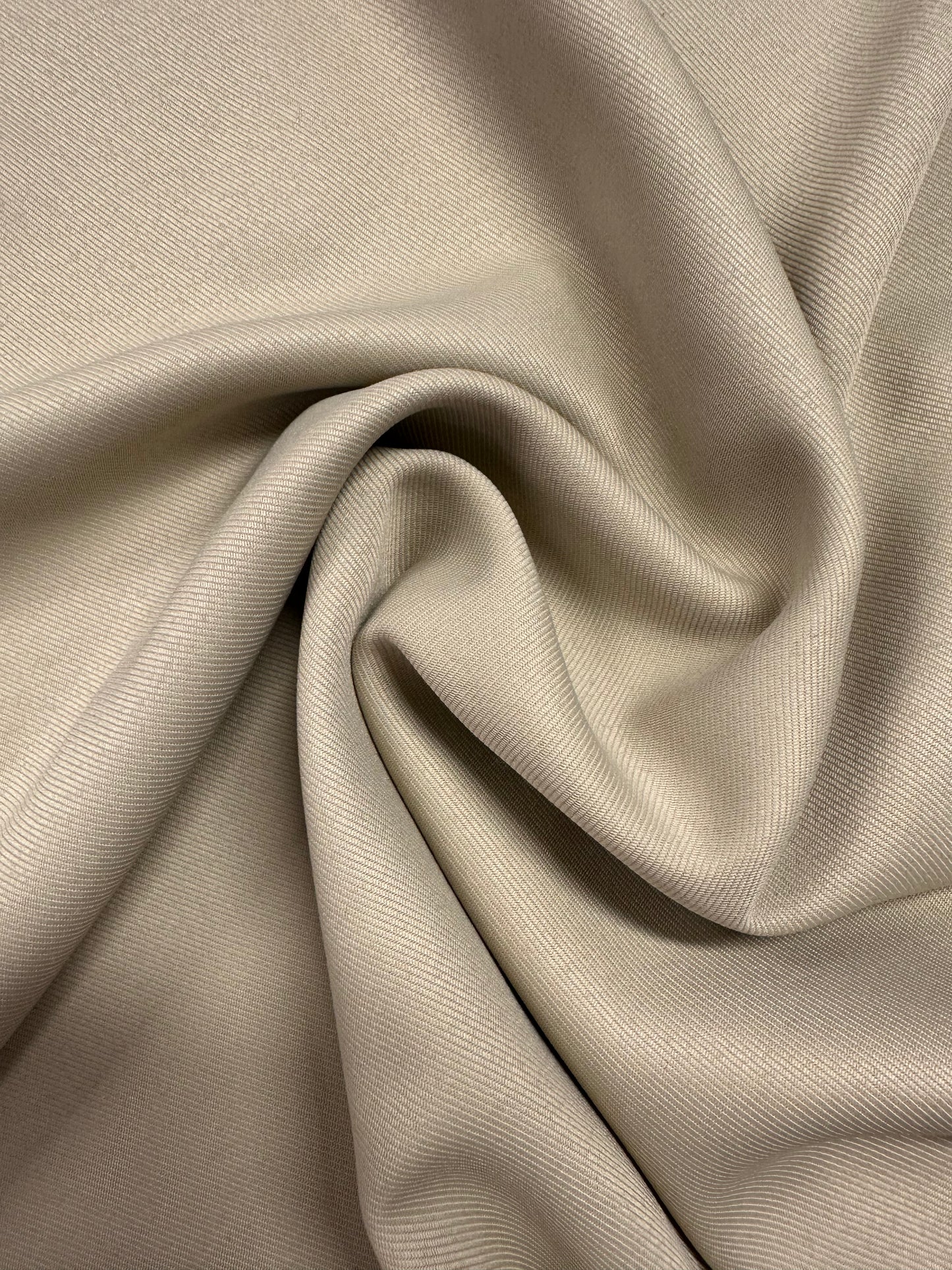 Polyestergabardiini, vihertävä beige