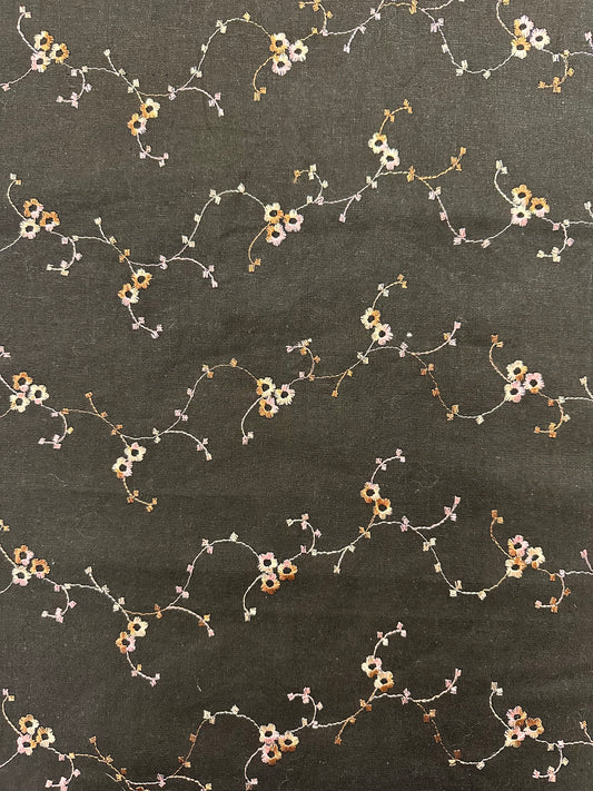 Brodeerattu pellava, musta.