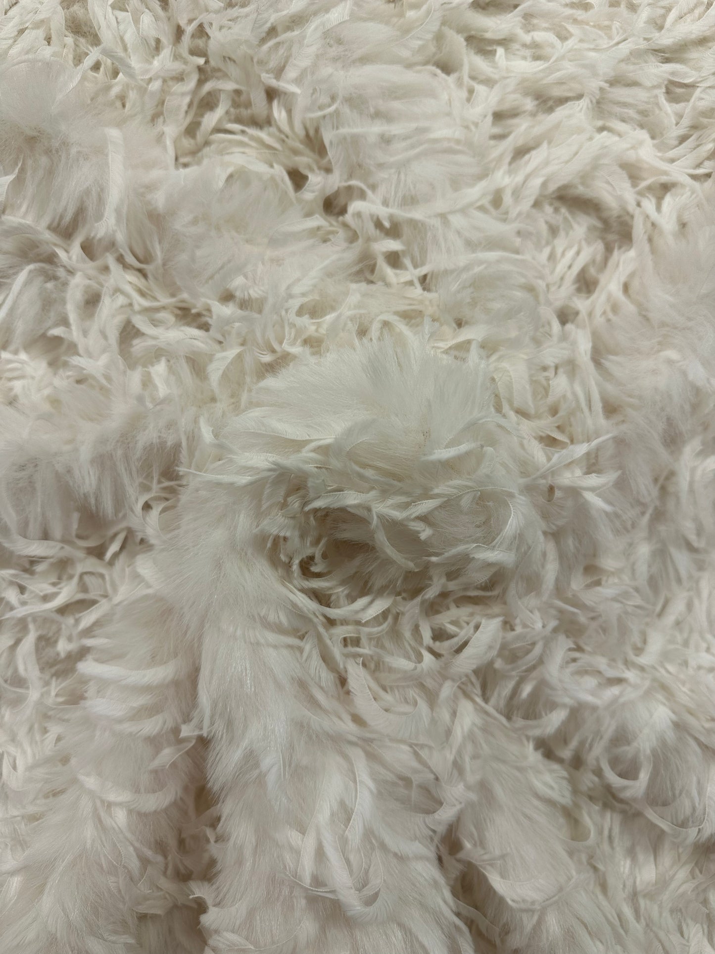 Feather hair, vegan tekoturkki, luononvalkoinen.