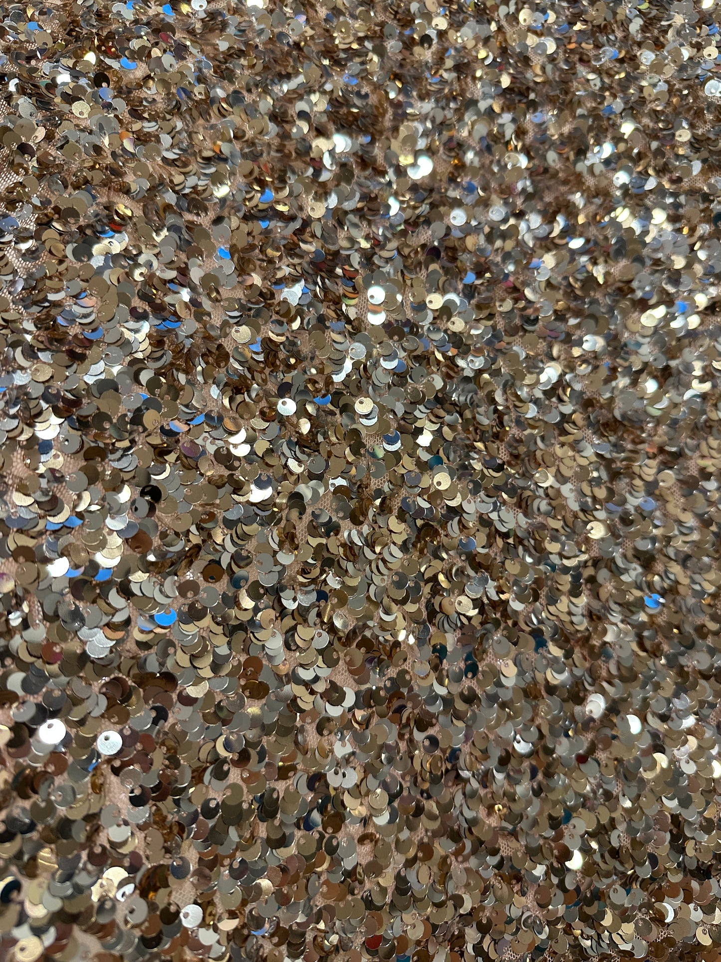 Joustava paljettikangas.