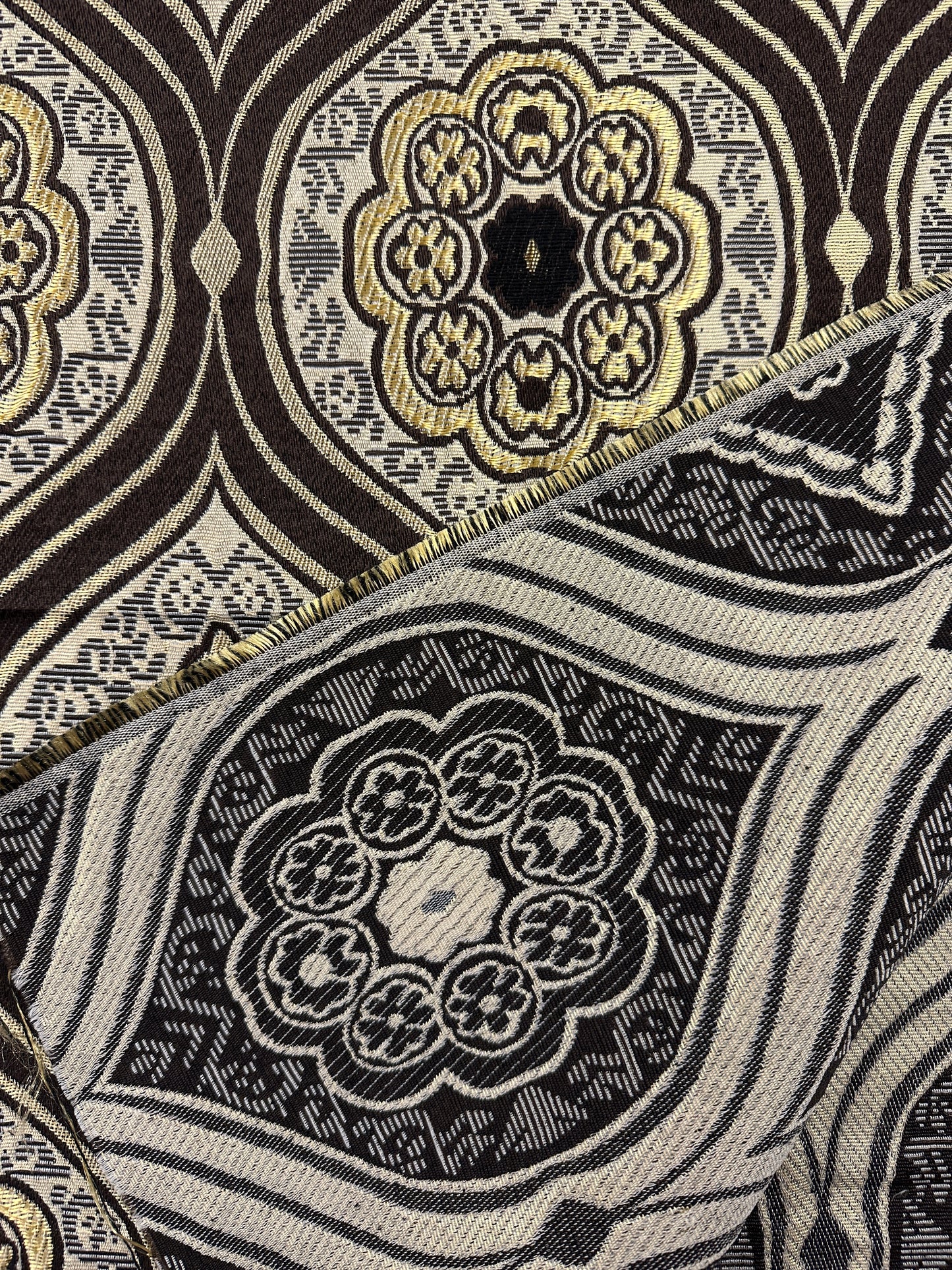 Brown crown, Gobeliini.