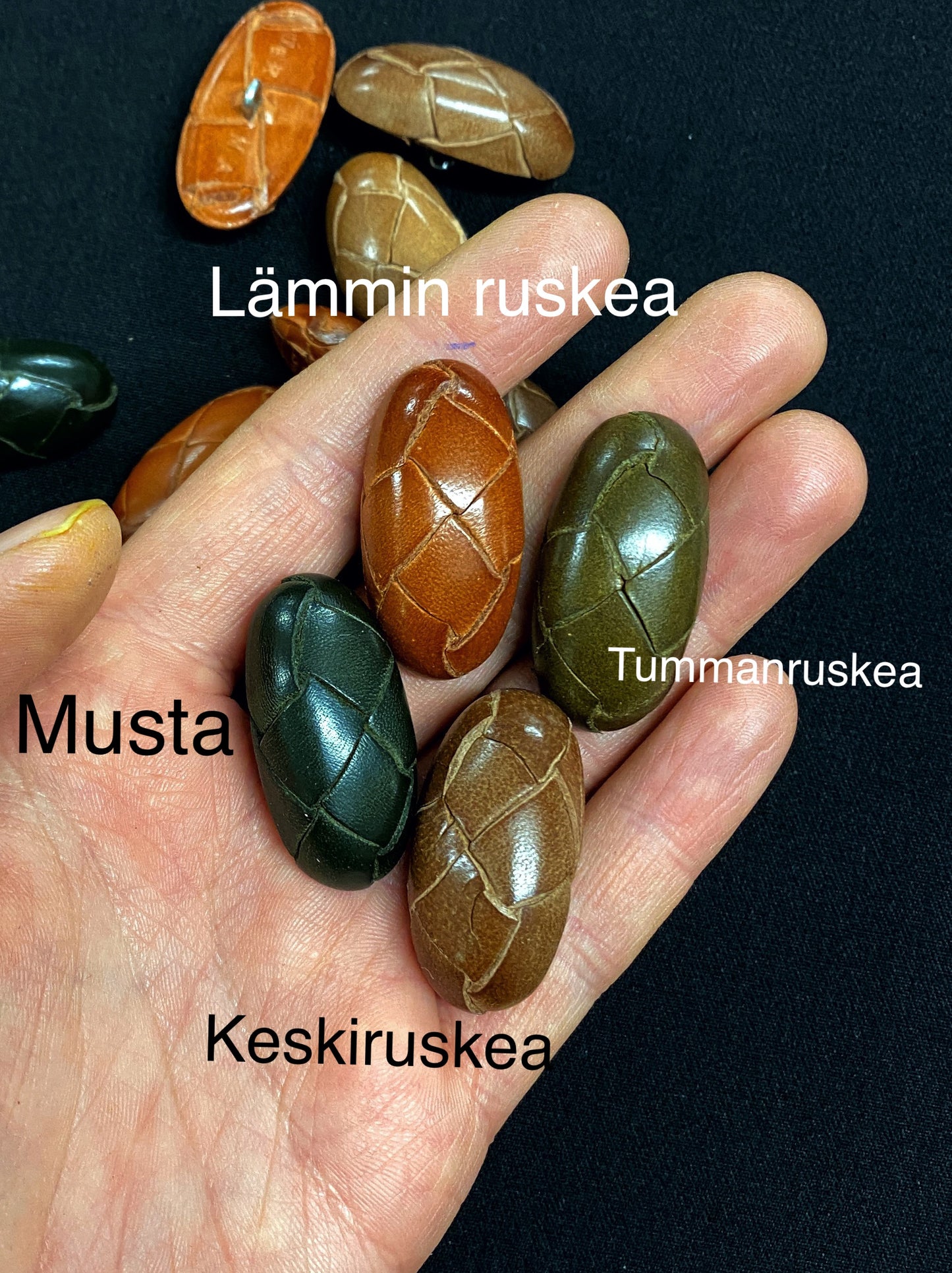 Duffelinappi, 4 väriä, 3,5 cm, nahka