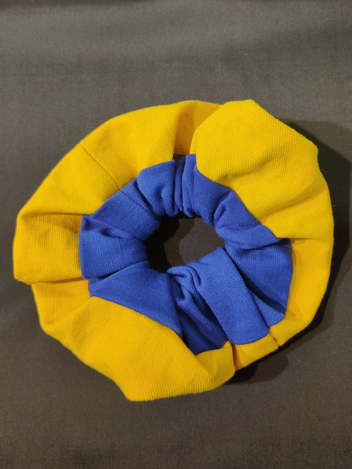 Sinikeltainen scrunchie