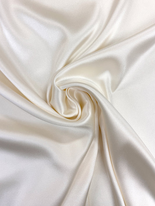 Classy, luonnonvalkoinen, joustava silkkisatiini