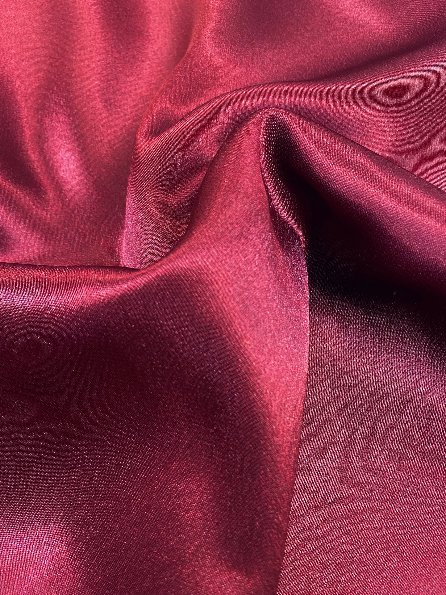Bordeaux, viininpunainen, kreppisatiini, polyester