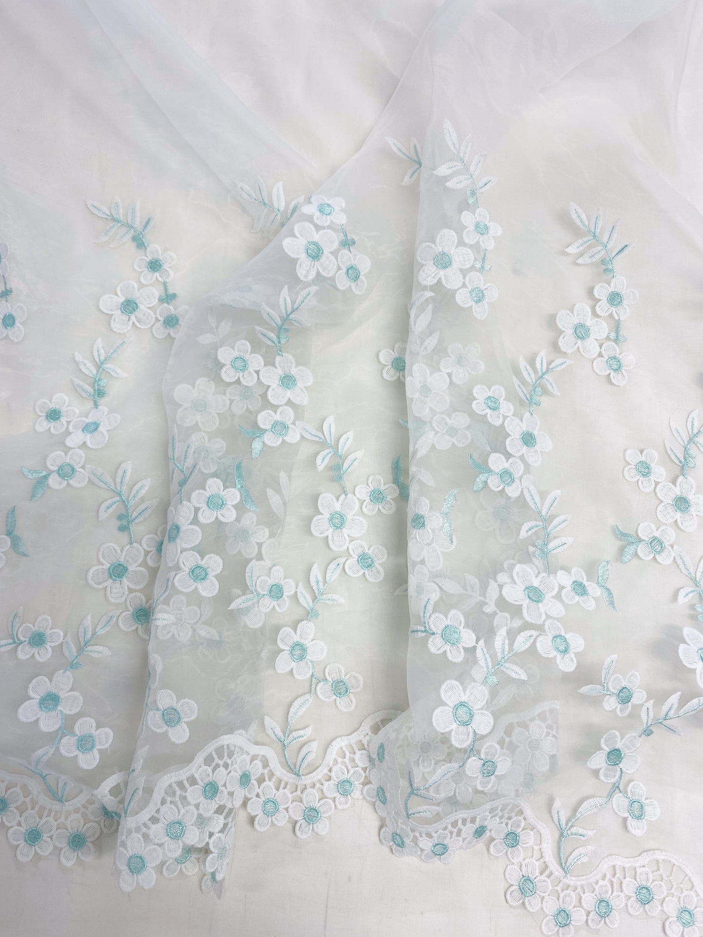 Midsummer, vaalea minttu, Italia, organzapitsi