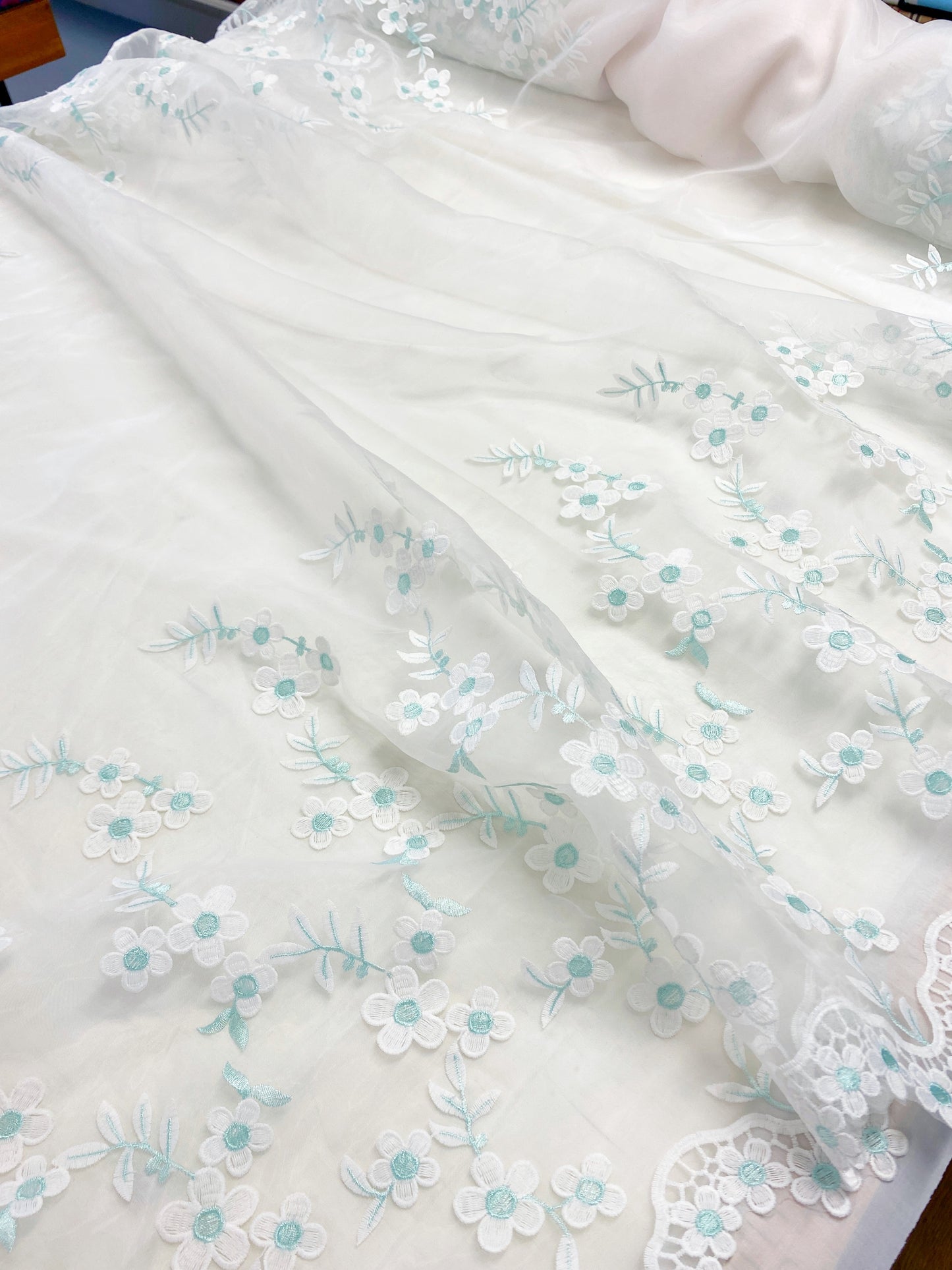 Midsummer, vaalea minttu, Italia, organzapitsi