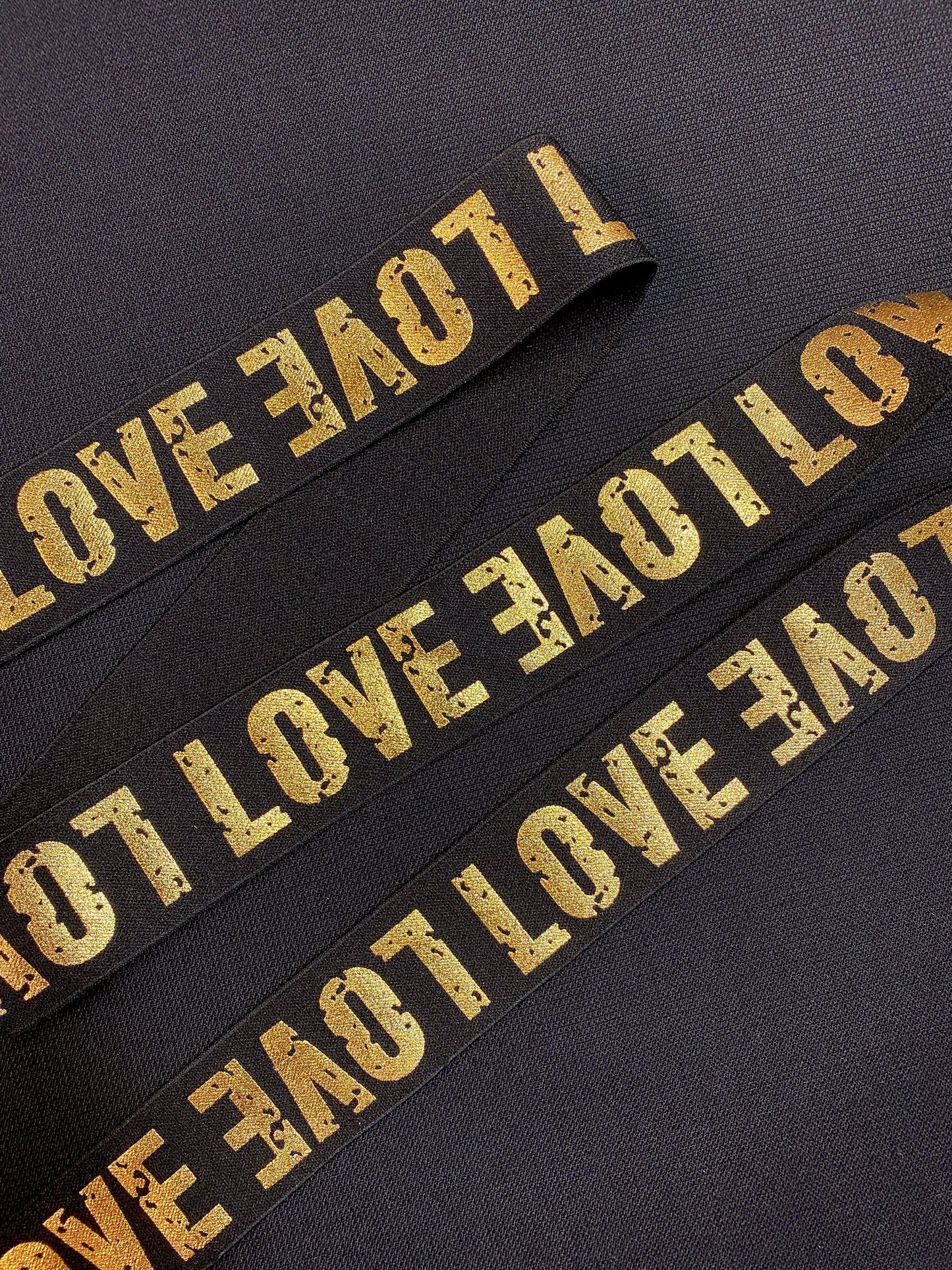 LOVE- glitterkuminauha, kulta, 4 cm leveä