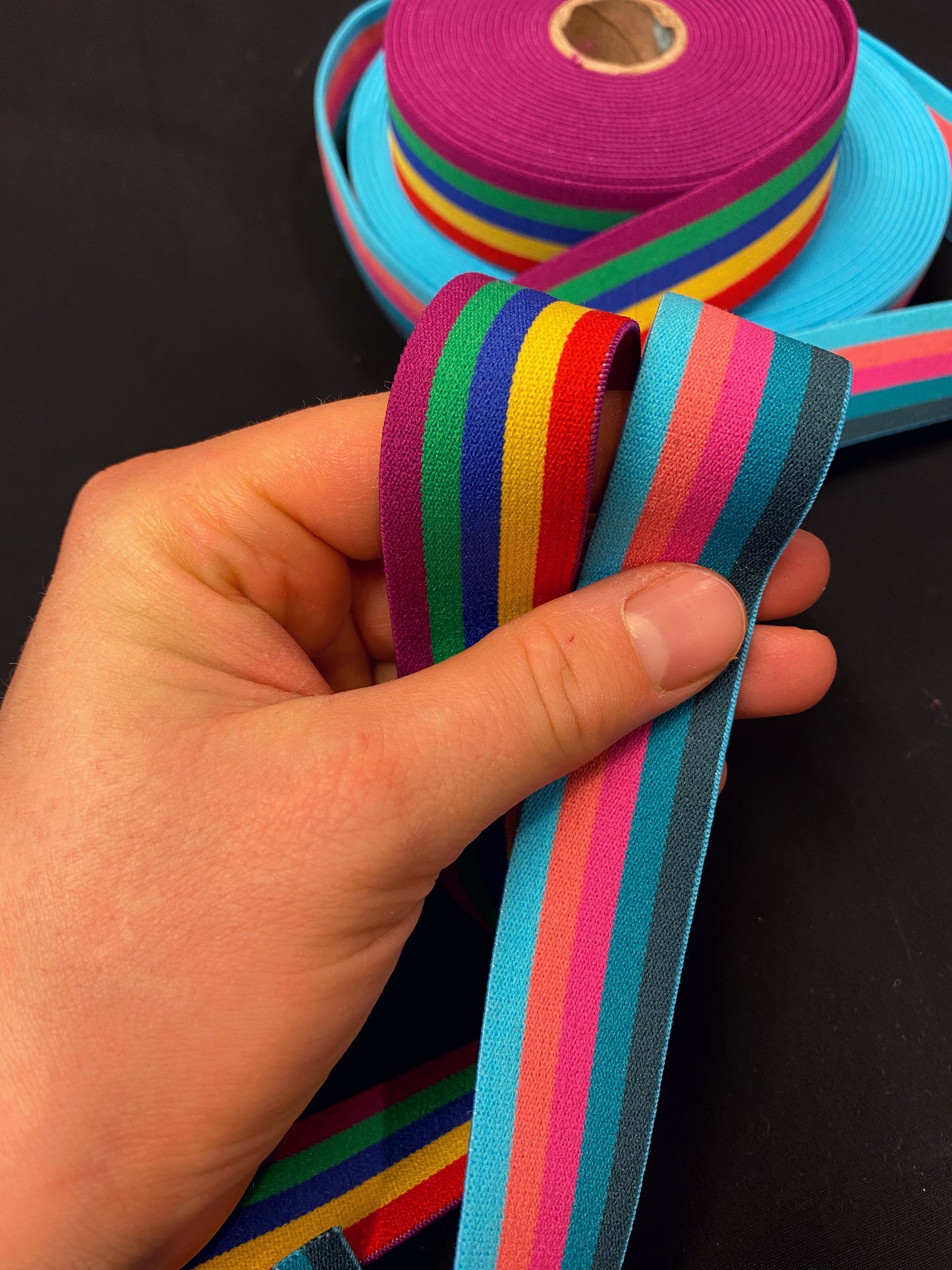 Sateenkaari ja turkoosi -kuminauha, 2,5cm leveä