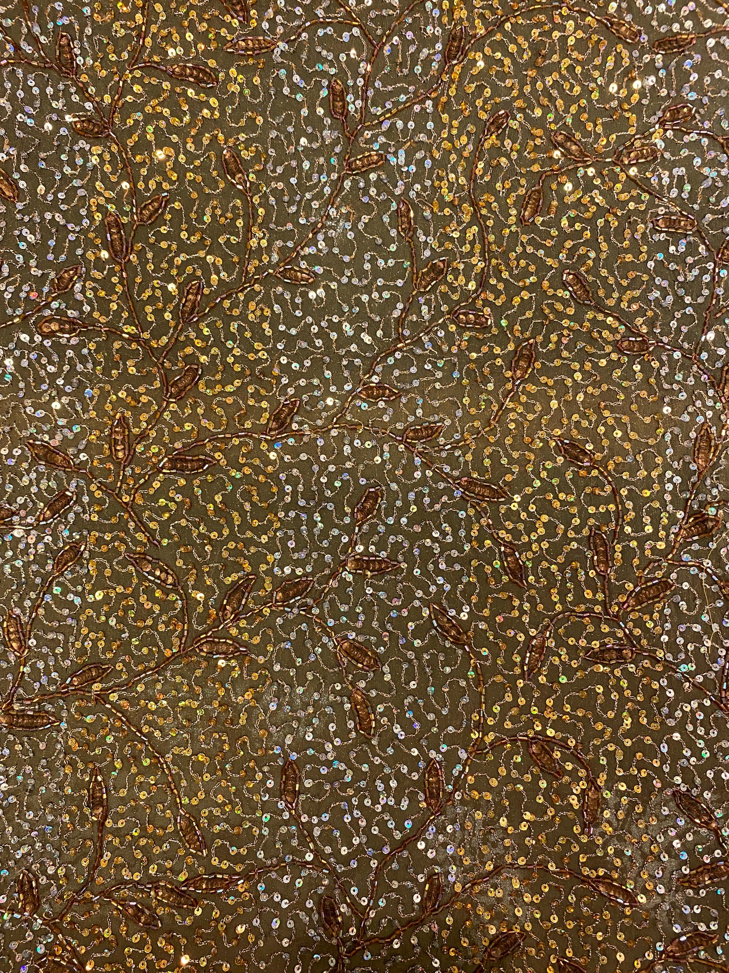 Kirjailtu silkki, oliivi