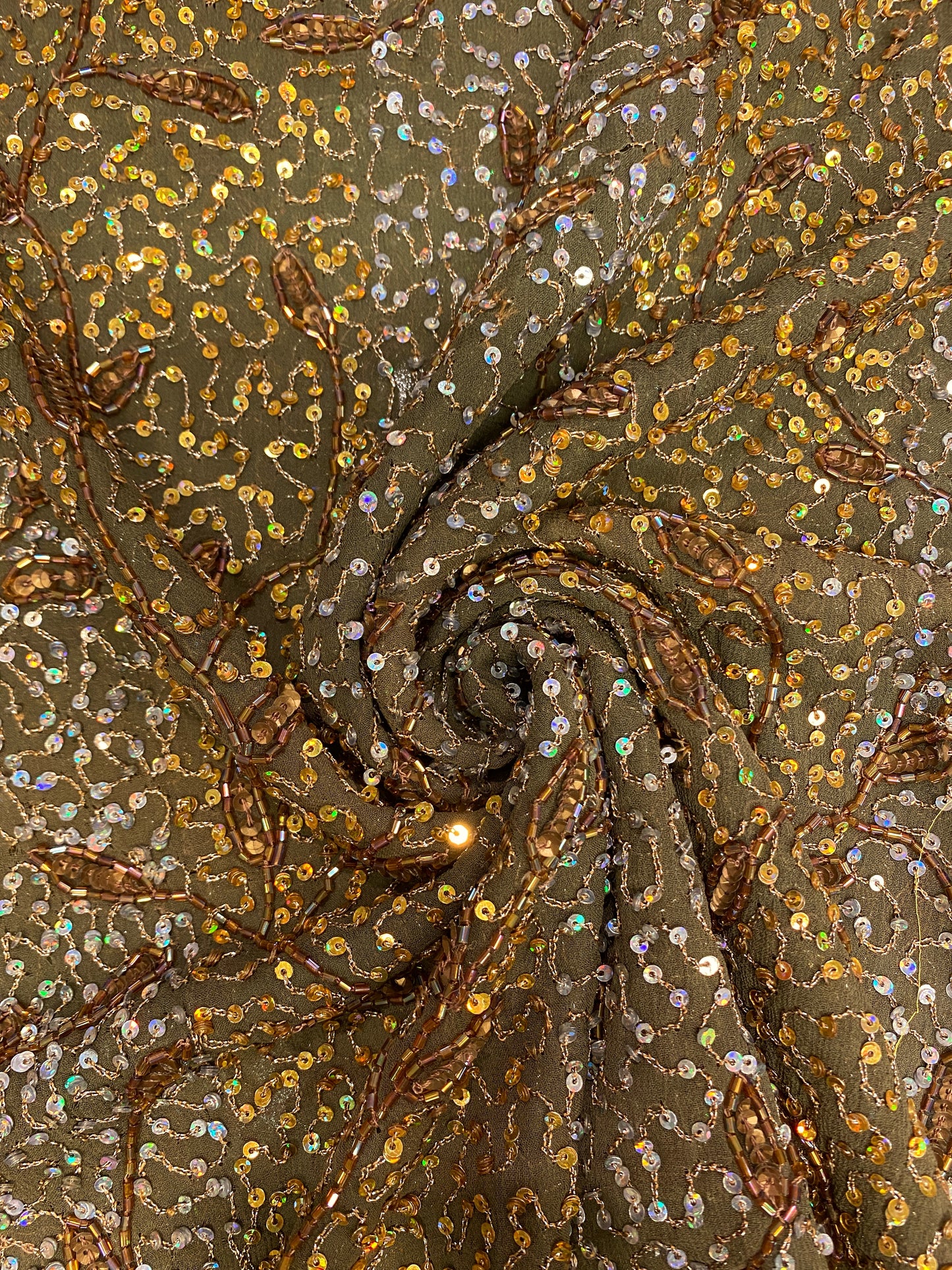 Kirjailtu silkki, oliivi