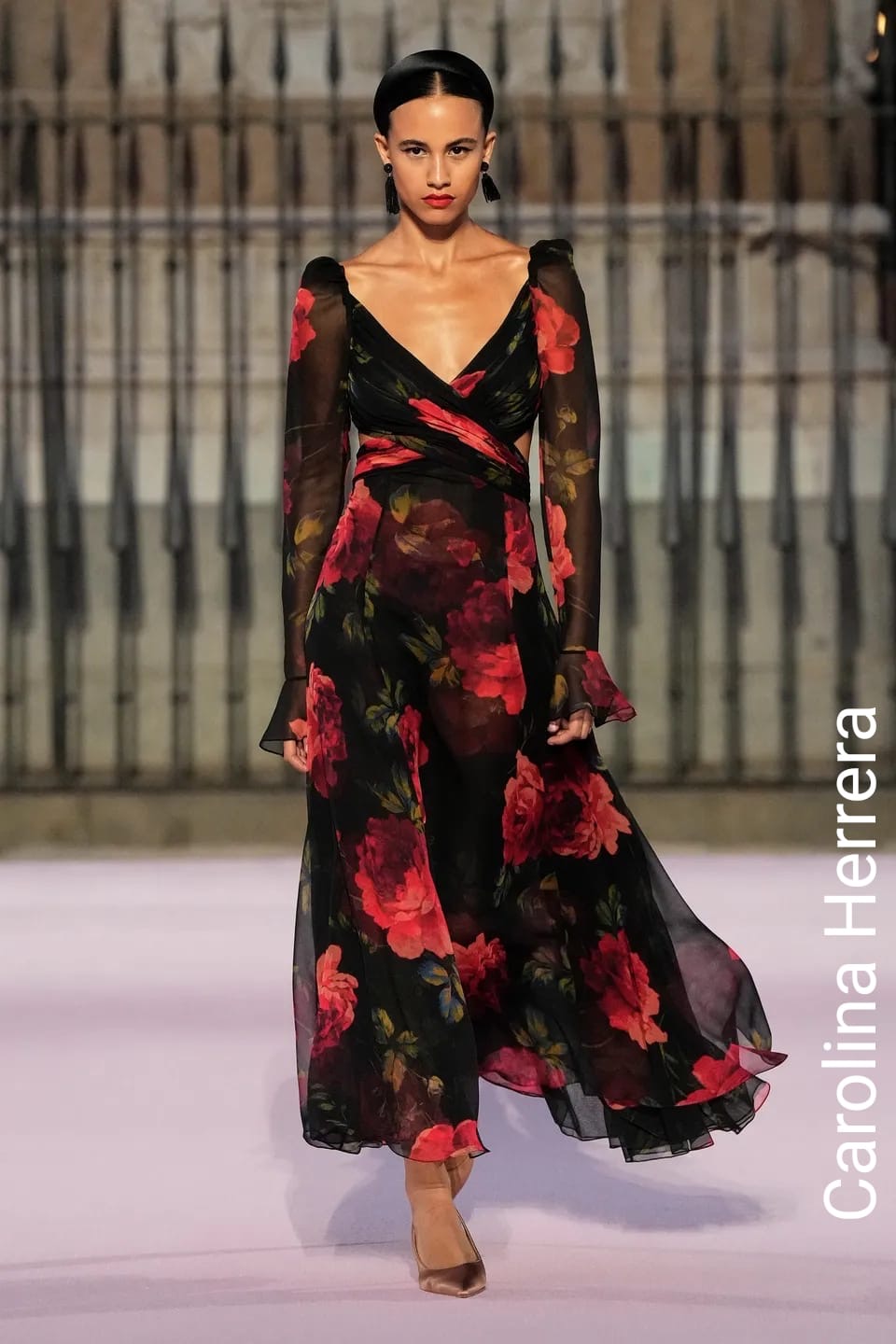 Carolina Herrera Ruusut musta viskoosi