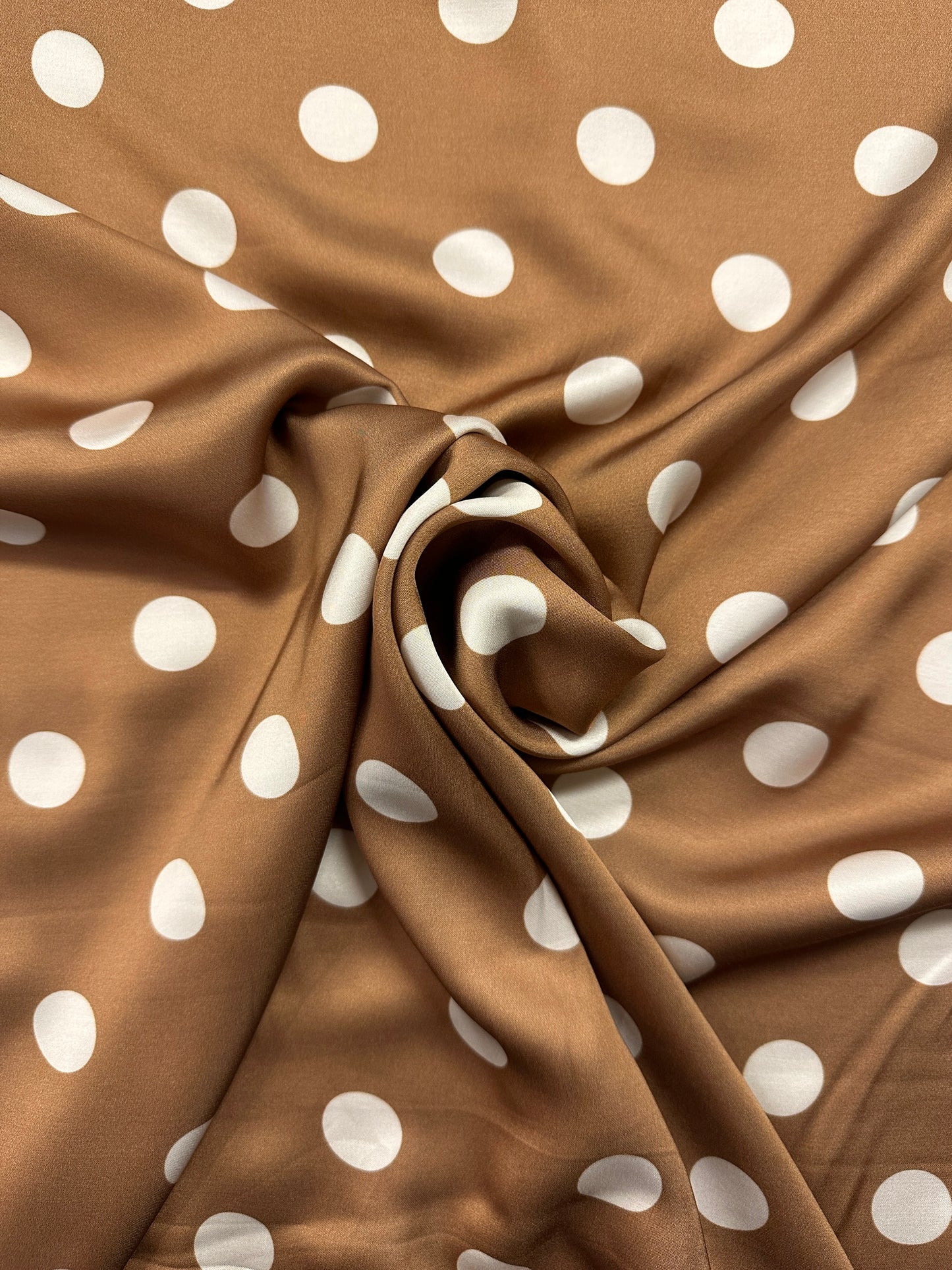 Pretty Woman dot, beige, viskoosisatiini.