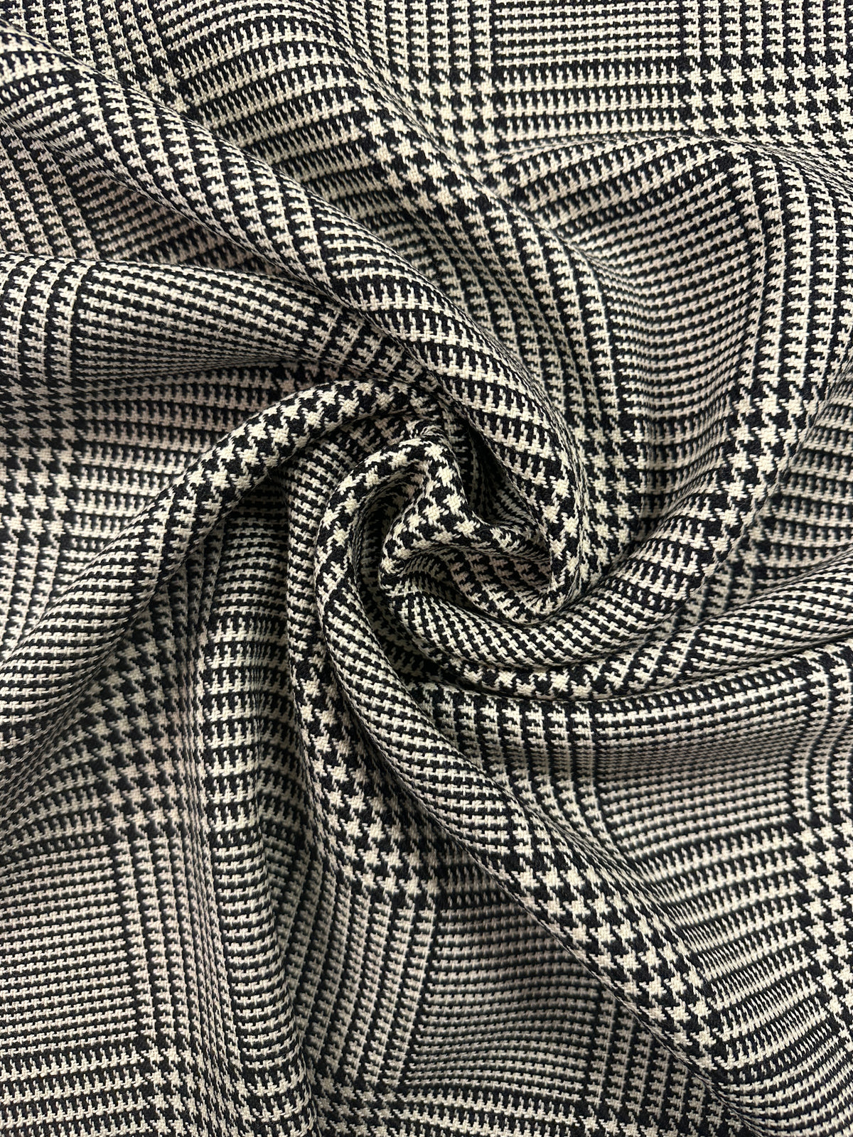 Valentino, Checkerd pattern, villa.