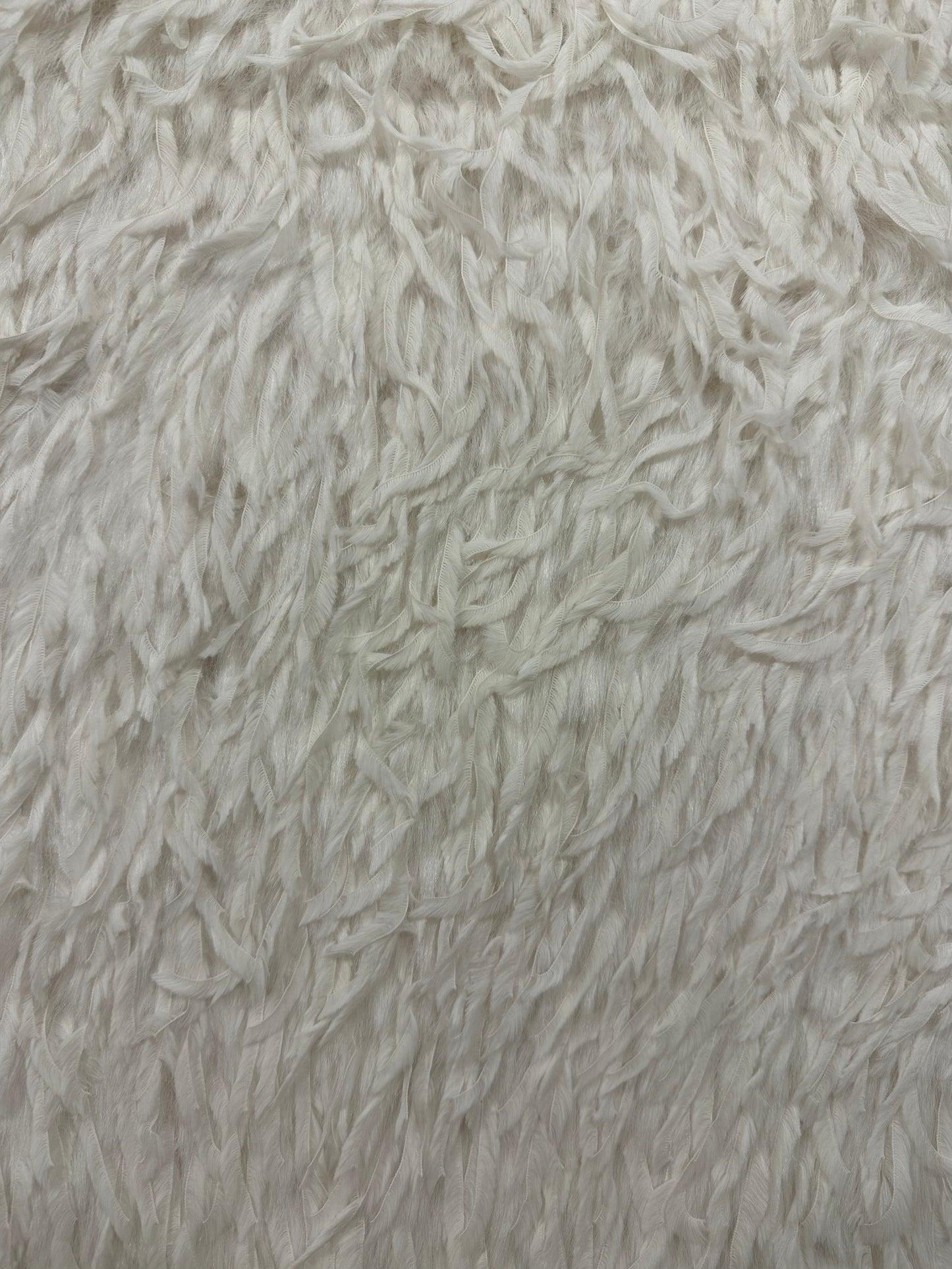 Feather hair, vegan tekoturkki, luononvalkoinen.