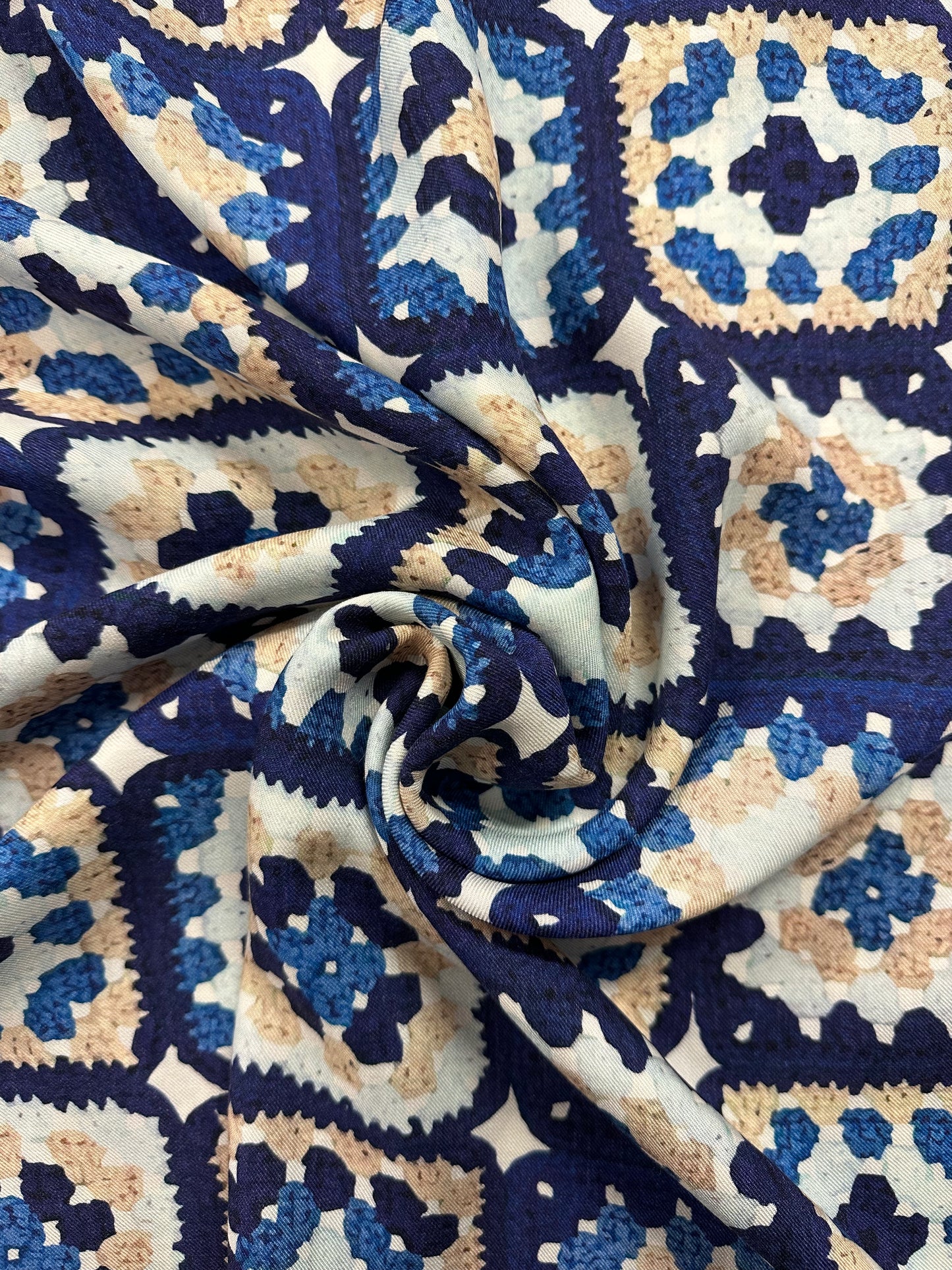Granny square, viskoosi-villatvilli.