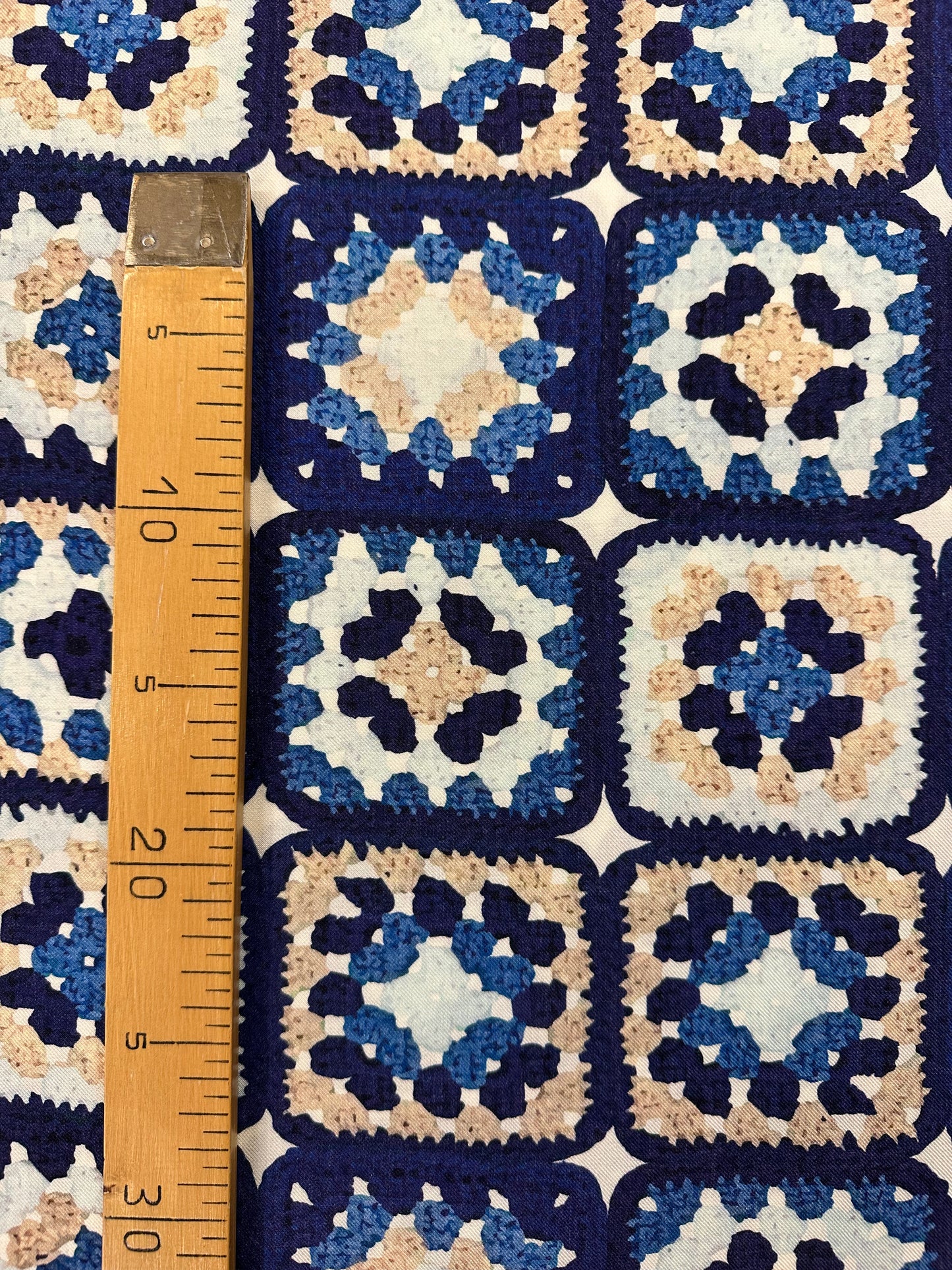Granny square, viskoosi-villatvilli.