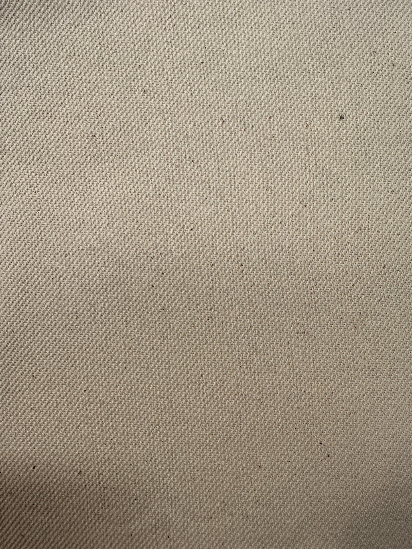 Valkaisematon farkku, gabardiini, puuvilla.