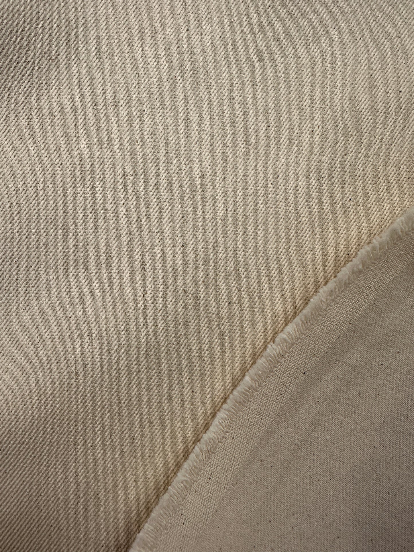 Valkaisematon farkku, gabardiini, puuvilla.