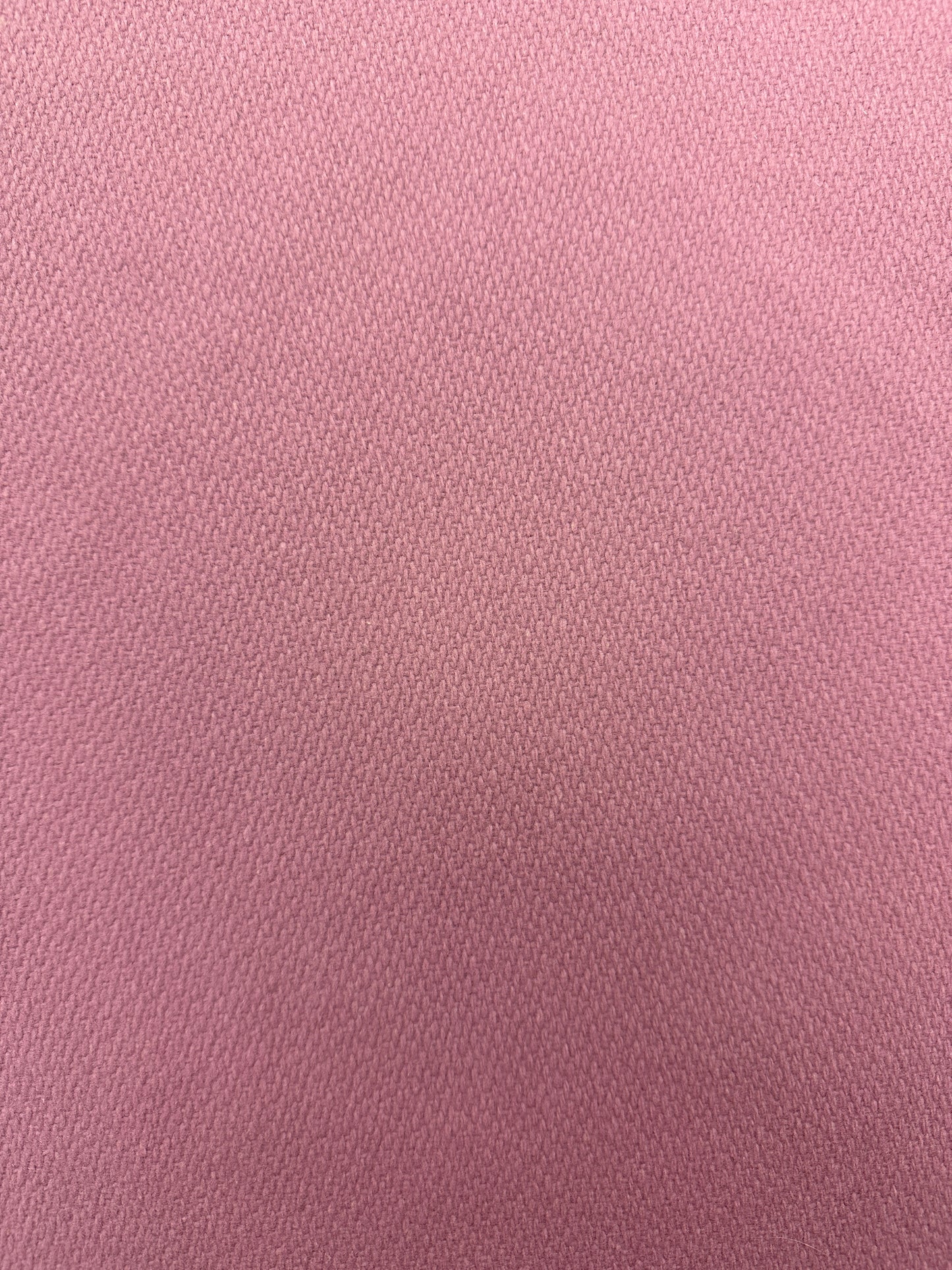 Vispi, marjapuurovärinen.