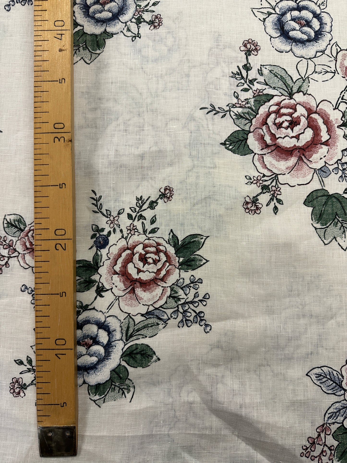 Isoäidin ruusutarha, pellava.