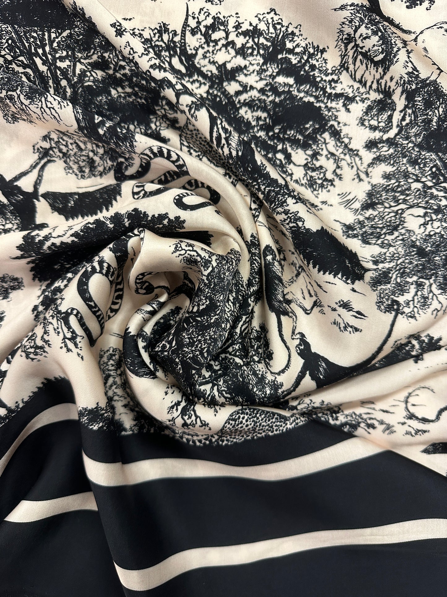 Haute Couture, Wild Toile, black, viskoosisatiini.