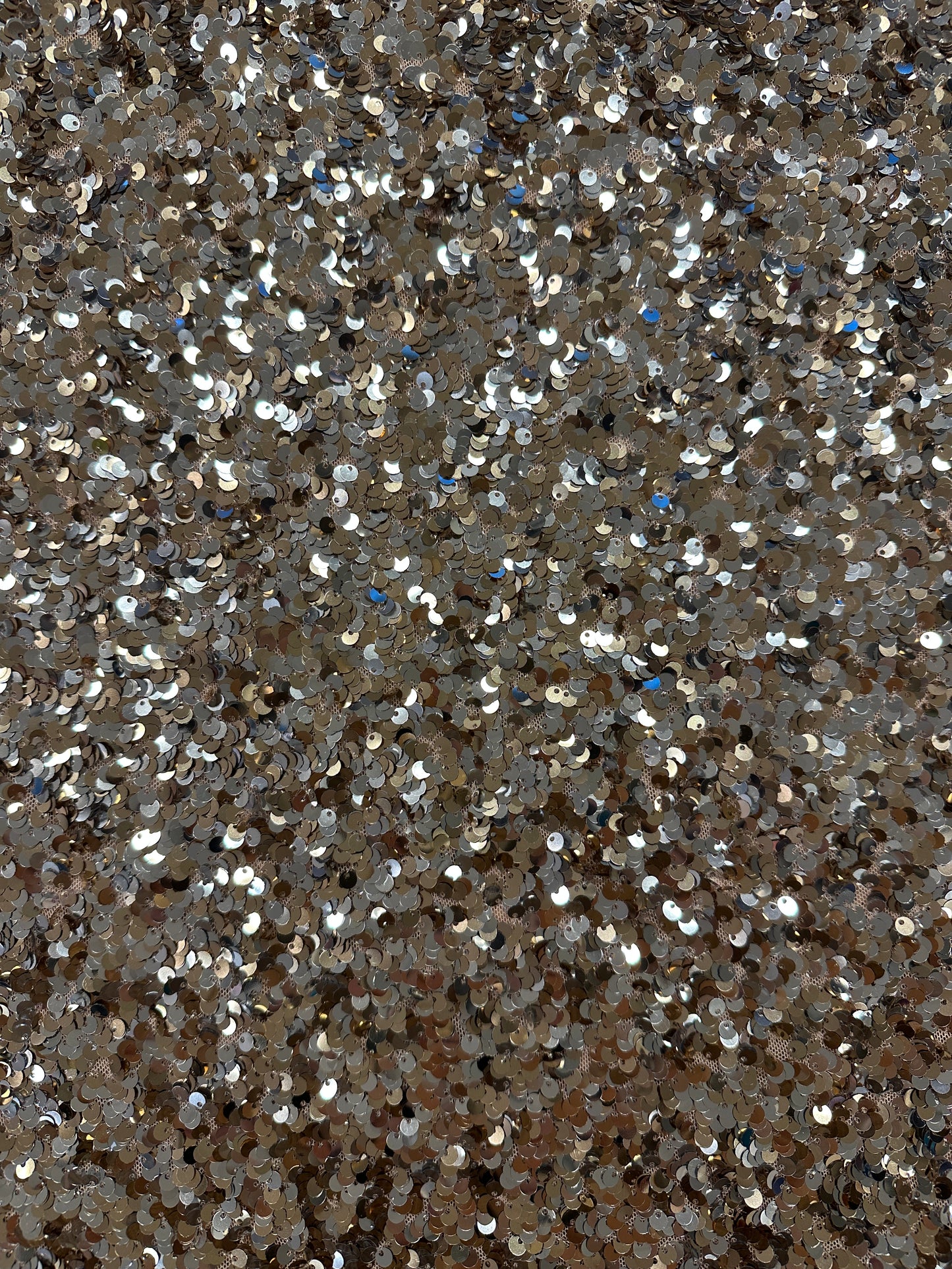 Joustava paljettikangas.