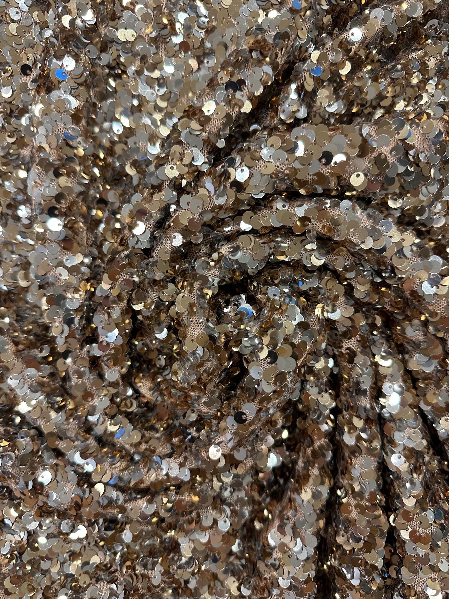 Joustava paljettikangas.