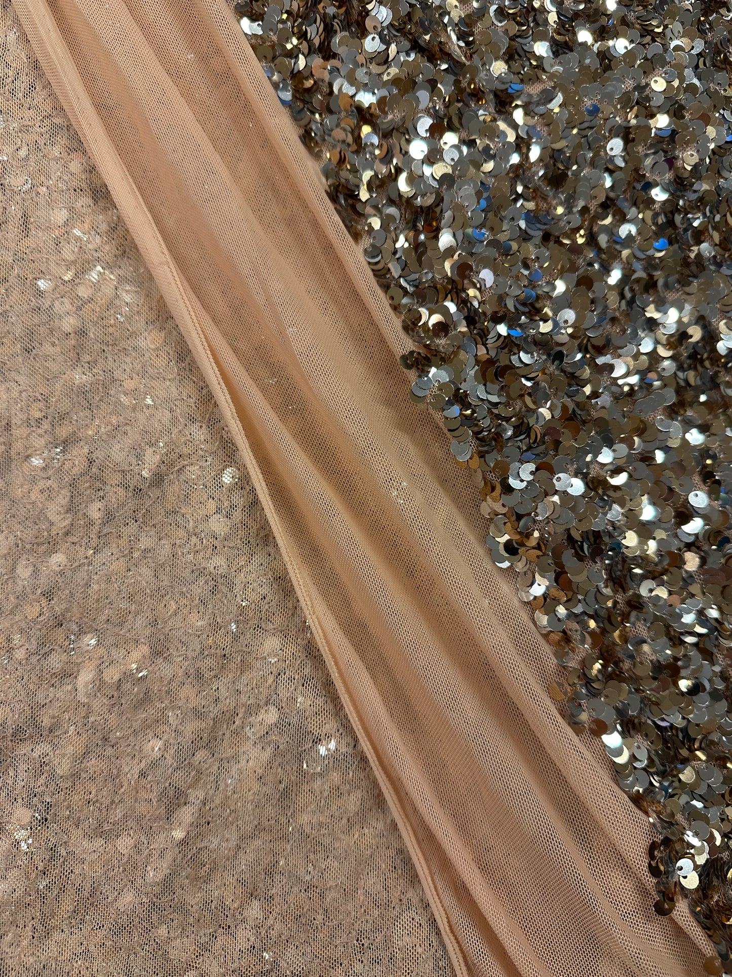 Joustava paljettikangas.